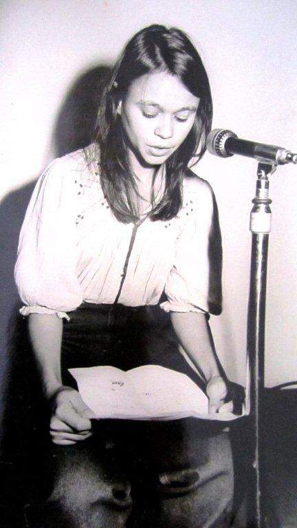 Leyendo un poema erótico en La Habana, 1981. Foto Sonia Pérez