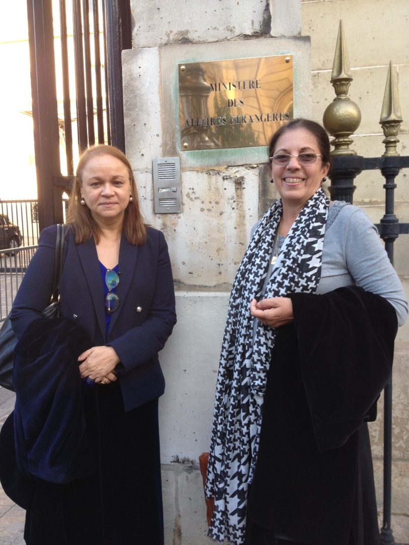 A la salida del Ministerio de Relaciones Exteriores, París, esta tarde, con Ofelia Acevedo.
