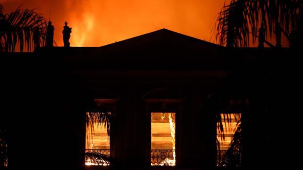 Un incendio devora el Museo Nacional de Río de Janeiro