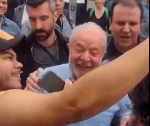 Escándalo en Brasil: El candidato Lula da Silva completamente borracho y a la fuerza besando en la boca a niños – ZoePost